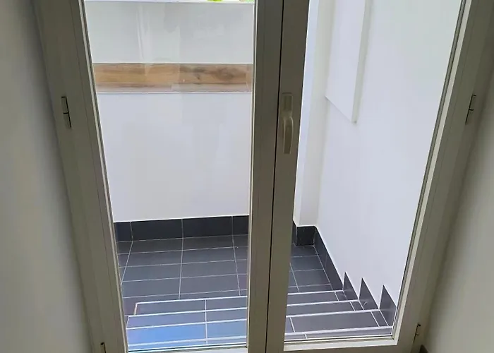 Revolution 2 Bed E Breakfast